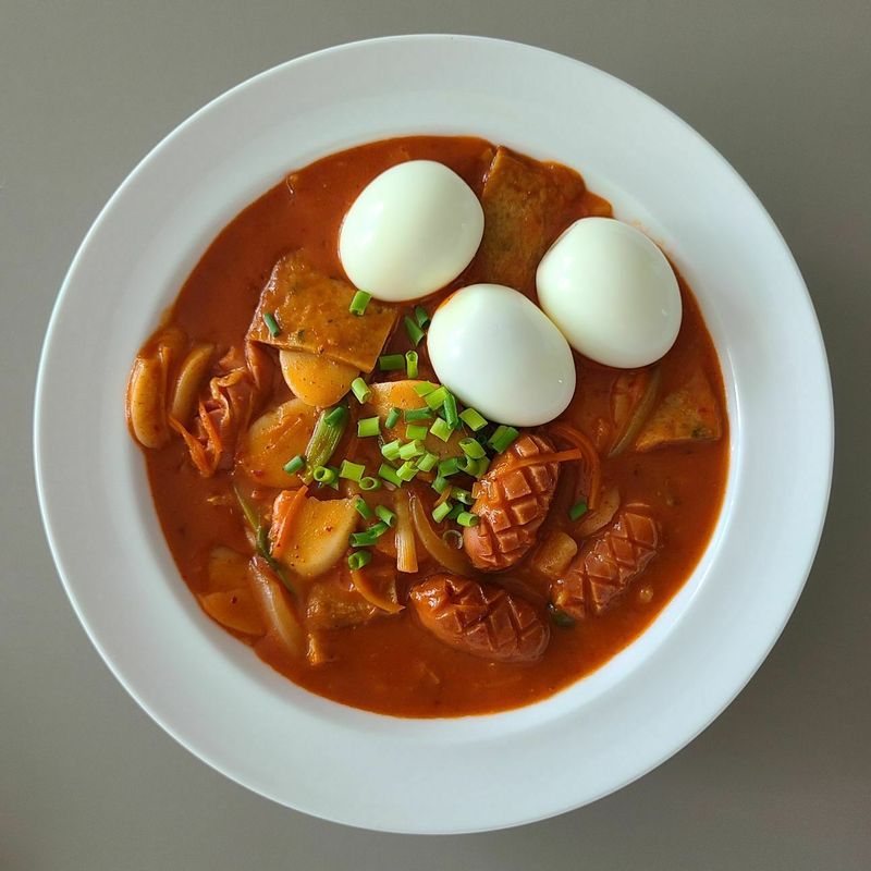 남은 떡국떡으로 매콤 달콤한 '소시지 떡볶이'를 만들어 보았어요♡  #점심추천 #홈쿡 #소시지떡볶이 #떡국떡 #쌀떡볶이 #떡볶이 #떡볶이만들기