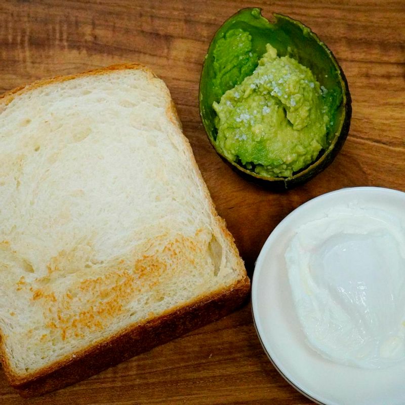 토스트를 먼저 구워낸 후 아보카도에 소금간 하여 으깨주고, 수란을 만들어 준비해주면 끝!