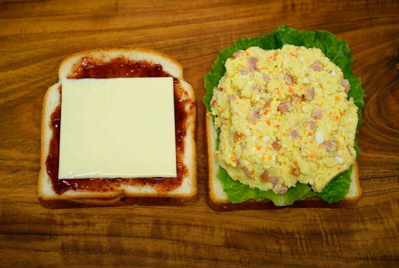 식빵 위 딸기잼+슬라이스 치즈