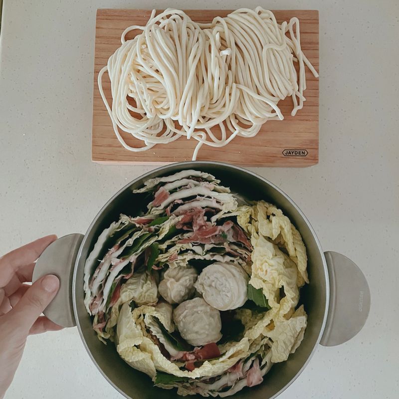 마음까지 따뜻해지는 밀푀유 나베입니다🍲 요즘같은 쌀쌀해진 날씨에 어울리는 메뉴에요.  채소와 고기를 다 건져 먹은 후에는 칼국수를 넣어서 먹으면 든든한 한끼가 된답니다.   #밀푀유나베 #전골요리 #집밥 #밀푀유