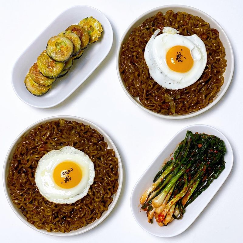 남은 김밥은 여윽시 김밥전이죠?! 지난 김장하던날 만들었던 파김치도 아주 잘 익어서 파김치 맛이게먹으려고 짜파게티도 사와서 먹었어요💛  역시 짜파게티+파김치 조합은  절대 실패한 적이 없는거 같아요💚  #짜파게티 #짜장면 #짜장라면 #파김치 #김밥 #김밥전 #남은김밥 #홈쿡 #신혼부부 #분식 #한식 #2인밥상 #신혼밥상 #저녁 #밥상 #온더테이블