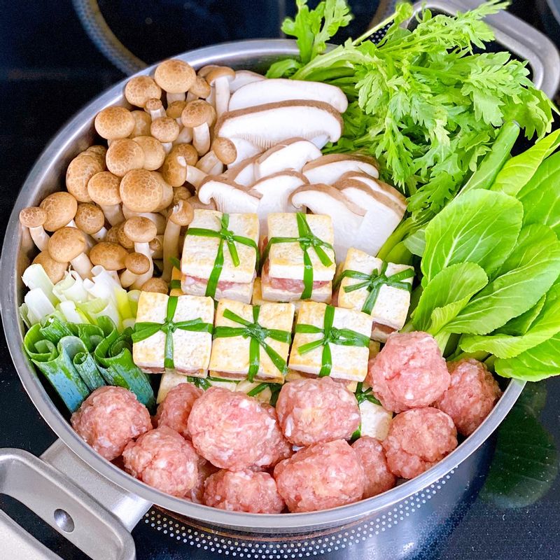 집에 시부모님 모셔 따뜻한 두부전골 해 드렸어요☺️ 아주 인기만점 이였답니댱 헿  #초대음식 #손님초대 #손님초대음식 #집들이음식 #홈쿡 #두부전골 #두부요리 #전골 #감태주먹밥 #감태명란주먹밥 #애호박전 #애호박새우전 #포두부전 #찹스테이크 #고추잡채 #신혼부부 #신혼밥상 #한식 #저녁