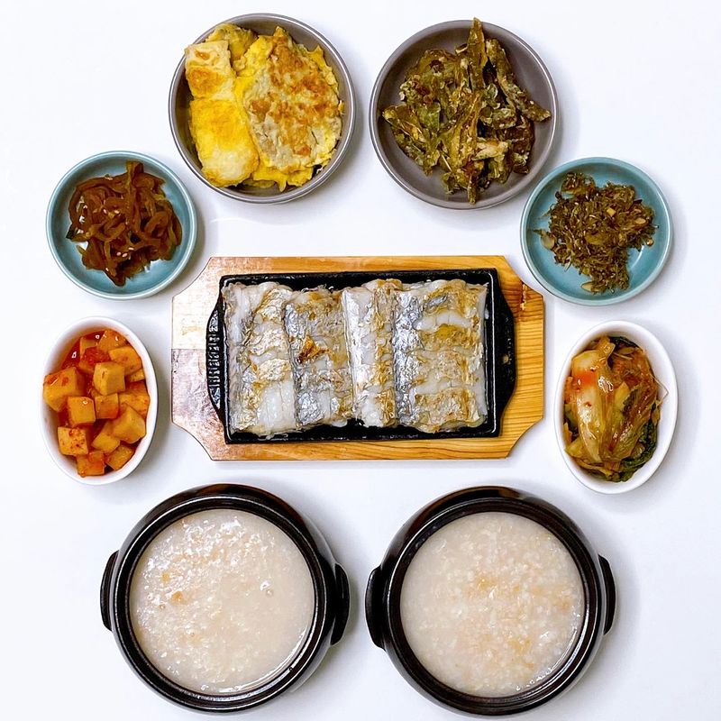 추운날엔 역시 뜨끈한 누룽지가 최고죠오~? 데일듯한 뜨끈한 누룽지에 갈치 한 점, 무짱아찌 한 젓가락이면 한뚝배기 뚝딱입니당😉💛