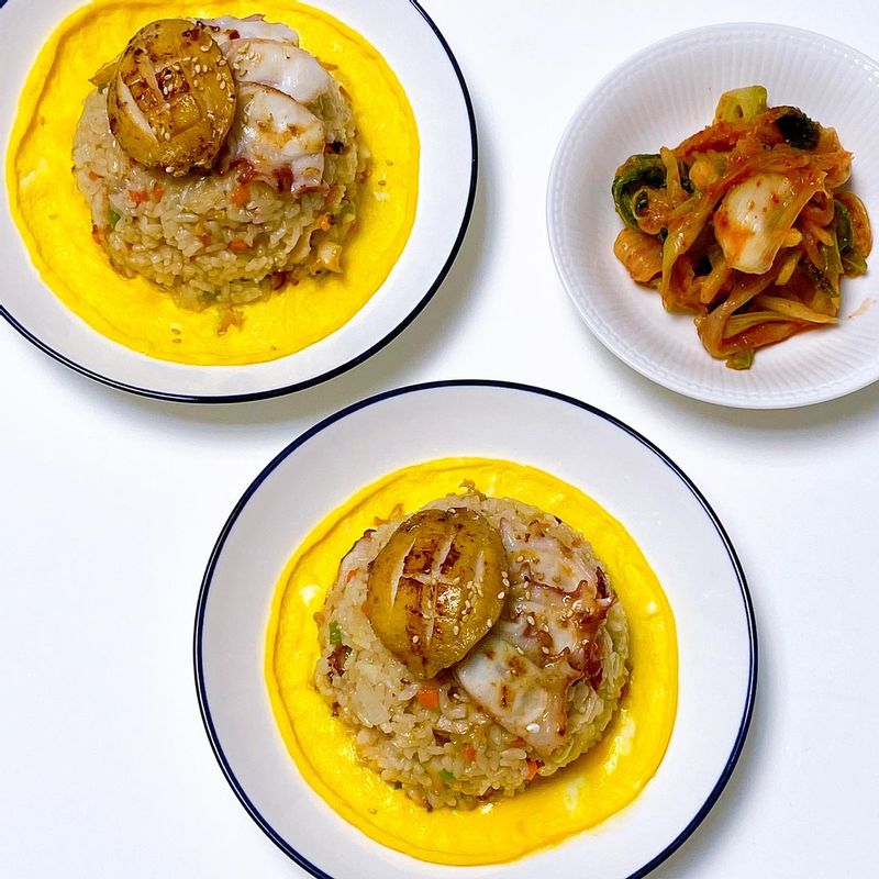 특식같은 특식아닌 특식 ෆ 전복이랑 문어 다져 넣어 볶음밥 하고 남은 전복이랑 문어 버터에 굽굽해서  볶음밥위에 올려줬어요☺️