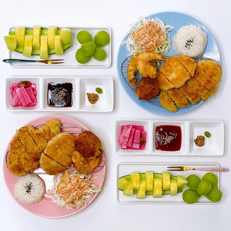 스프빠진 돈까스 정식🥲🤣 돈까스, 새우까스, 새우튀김, 단호박고로케 튀겨주고 양배추샐러드엔 역시 케요네즈😏 후식으로 과일까지 먹으면 하루가 든든하죠(●’◡’●)