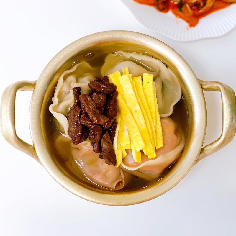 #홈쿡 #한식 #만두 #떡만두국 #떡만둣국 #만두국 #만둣국 #신혼부부 #신혼밥상 #2인밥상 #양은냄비 #저녁 #겉절이