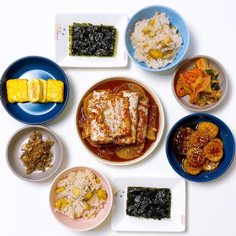 밤밥에 갈치조림 ☺︎︎ 밤넣어 한 밥은 달달하니 밥만먹어도 맛있어요:) 갈치와 무조림은 말할것도 없쥬😉