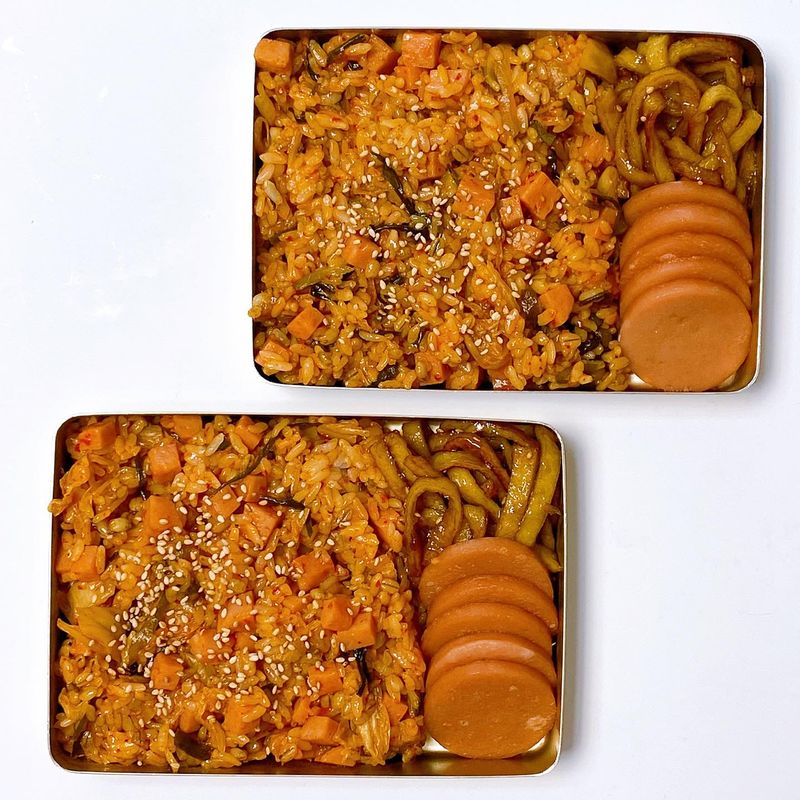 학창시절때 사용해 본 적은 없지만 그래서 더 애정하는 옛날도시락🧡 김치볶음밥과 옛날소세지, 그리고 어묵볶음과 함께:)