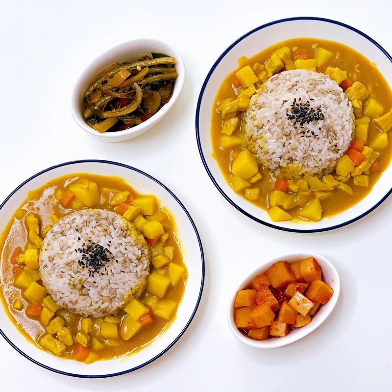 저희집 카레 지분은 고기50% 감자20% 양파20% 당근10% 에요 저는 어른이니까요😏 넣고싶은대로 넣을 수 있죠!!