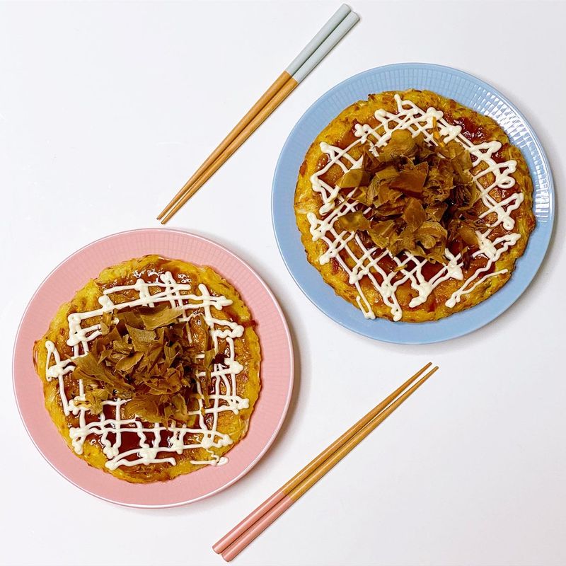 처음으로 오코노미야끼를 만들어봤어요:)  집 냉장고에 잠자고있는 양배추, 양파, 콩나물, 베이컨, 달걀 넣고 부침가루와 물은 소량만 넣어 앞뒤로 노릇노릇 굽굽해서 가쓰오부시 올려먹으니 정말 맛있더라구요!  생각보다 만드는게 쉬워서 이제는 자주 해먹을것 같은 느낌이 드네요☺️