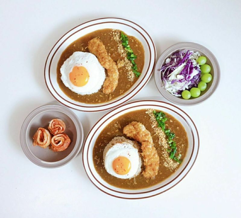 샤로수길맛집 모다모다카레 밀키트로 간단하게 차려냇는데 맛있게 잘먹은 밥상이에요 :)  김장김치 곁들여먹으니 대에박!맛없없 ><   카레위에 치킨텐더,마늘후레이크 곁들여주니 바삭박사 좋았어요~💕 한번쯤 이런 간편밀키트찬스 있어야죠 🤭 즐거운주말되세요 ^.^  #남편밥상 #신혼밥상 #집밥 #시라쿠스 #카레 #간편식 #밀키트