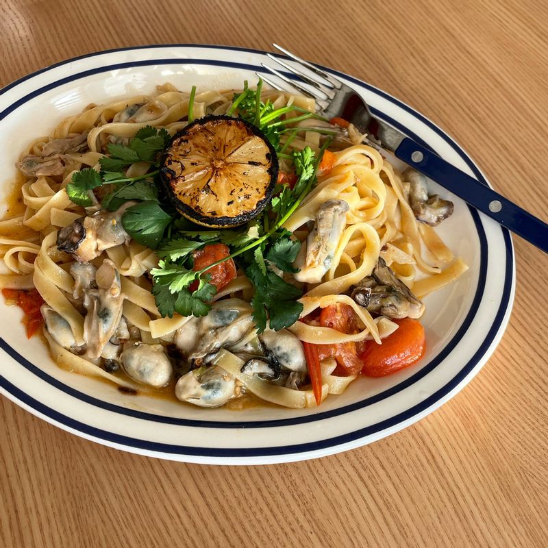 굴철이 가기전에 바지런히 굴 요리 해 먹기. 레몬을 토치로 그을려서 곁들이면 상쾌하면서 스모키한 향이 킥! #굴파스타 #Syracuse #SABRE