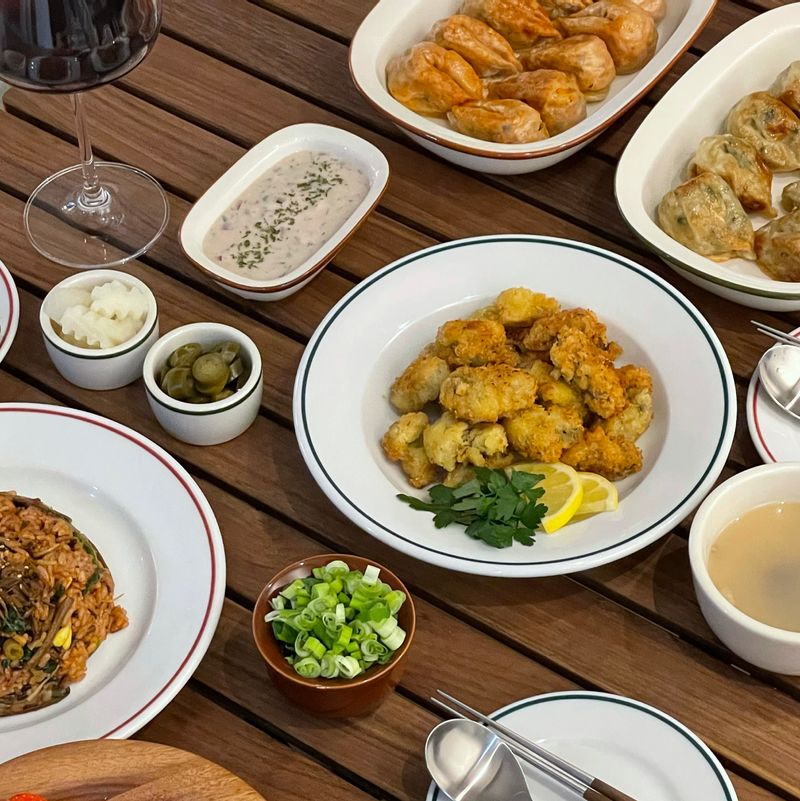 #굴튀김  돌아온 굴철! 겉바속촉 굴튀김🦪 깨끗하게 씻은 굴에 밀계빵해서 노릇노릇 튀겨주면 끝인  초간단 레시피지만 맛은 정말 말해뭐해👍🏻 한 봉지만 했더니 아쉬워서 조만간 또 해먹을 거예요💛     #굴튀김 #굴 #굴요리 #겨울요리 #온더테이블 #홈바 #와인안주