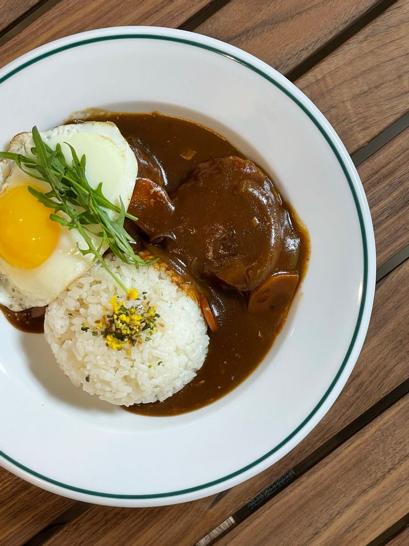 #함박스테이크 하이라이스 소스에 풍덩 빠진 함박스테이크🍽 슬기로운 산촌생활에서 보자마자 재료를 주문했더라죠😝 항상 함박스테이크를 하면 속까지 익히는게 어려웠는데 소스에 넣어 한번더 끓여주니까 덜 익었을 걱정 끝! 소스도 더 맛있어 지는것같아요🤎 #함박스테이크 #경양식 #돼지고기 #소고기 #온더테이블 #홈바