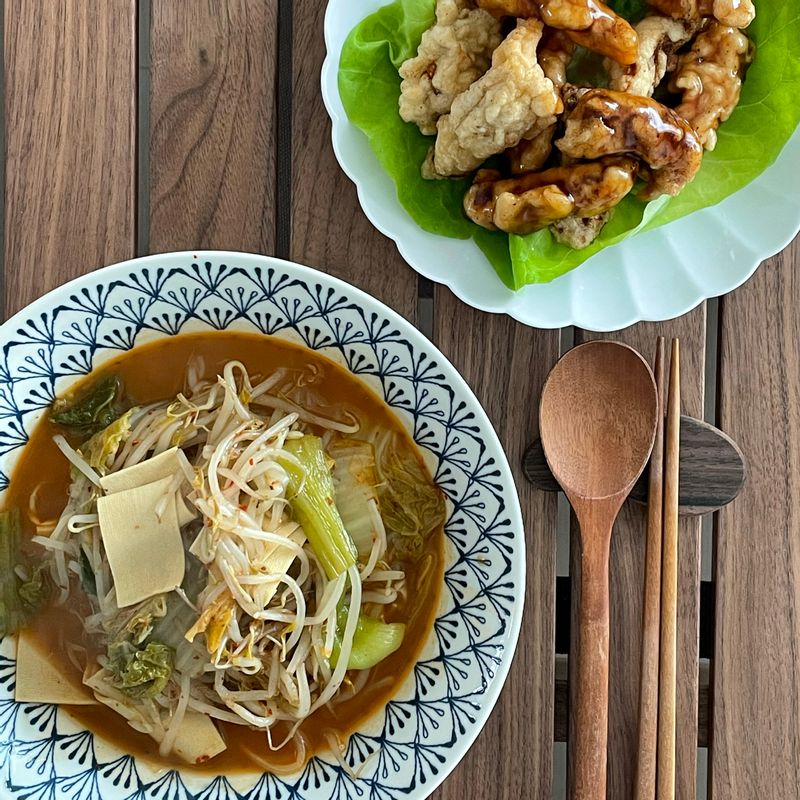 #마라탕 #찹쌀탕수육 야채 듬뿍에 두부면 넣어만든 건강한 마라탕🍜 사골 육수에 마라 소스, 야채 넣어 끓이면 끝인 초간단 레시피에요! 탕수육은 어제 가족들이 먹고 남은건데 반은 부먹 반은 찍먹이에요😆 #마라탕 #탕수육 #플레이팅 #온더테이블 #집밥