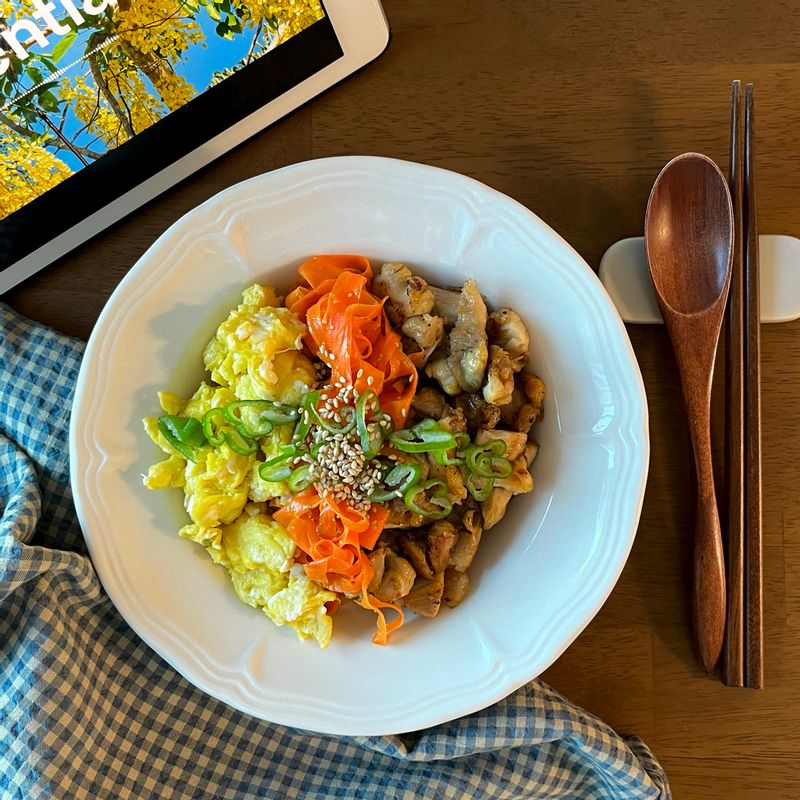 🎀 닭고기덮밥 🎀 삼색덮밥이에요 :) #달걀스크럼블 #당근라페 #닭고기볶음 하니까 색깔도 알록달록하니 맛도 얼마나 좋은걸요💛🧡🤎 #삼색덮밥 #닭고기 #닭고기덮밥 #당근라페 #에그스크럼블 #야끼도리