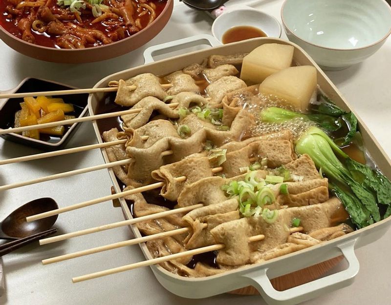 진짜 겨울이 왔어요. 전 겨울하면 두가지 음식이 떠오르는데요. 바로 따끈한 호빵과 어묵 그리고 종이컵에 담아먹는 어묵 국물. 그래서 어묵탕을 준비해 보았어요. 멸치, 다시마, 무 , 대파를 넣고 푹 끓인 육수에. 간장과 젓갈(어간장도 좋아요) 로 간을 한뒤. 어묵과 기호에 맞는 채소들을 넣어 한번 푹 끓이면 끝이에요. 아이도 어른도 즐길수 있는 든든한 한끼랍니다. 오늘 저녁 어묵탕 어떠세요 :) #어묵탕 #뜨끈한국물요리 #겨울엔꼭먹어야할음식 #국물요리 #추운겨울에생각나는음식