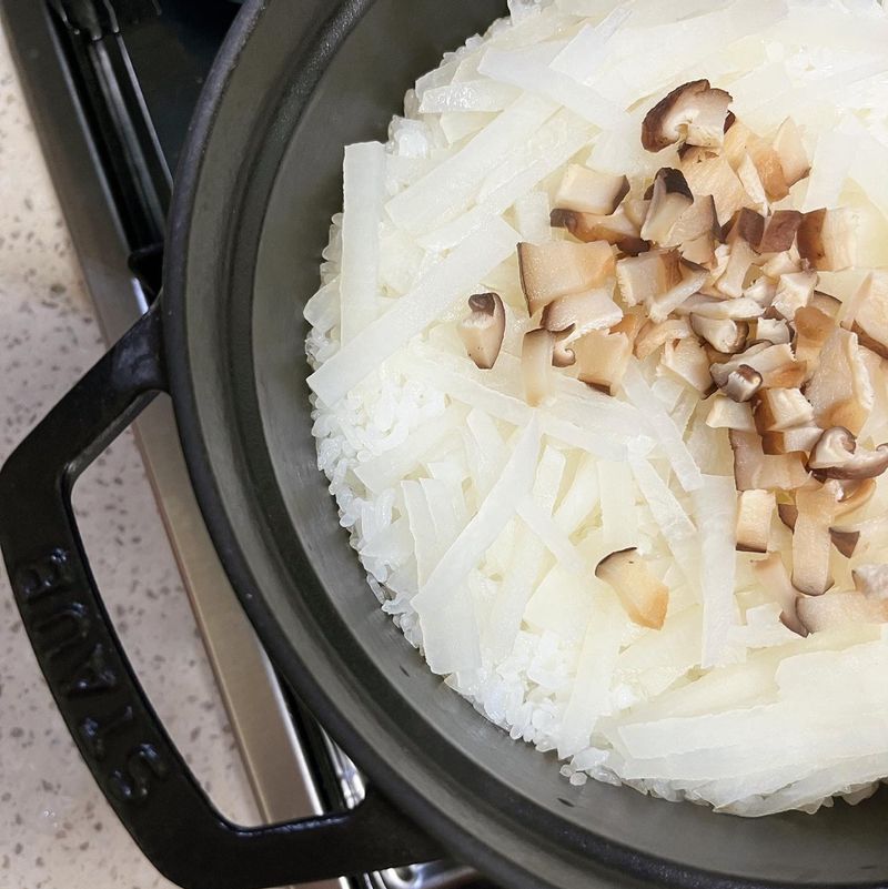 겨울에는 무가 참 맛있죠.  무를 채쳐서 말린 표고를 넣고 솥에 밥을 지으면.  이만한 밥상이 따로 없어요 :)  그리고 또 한가지,  무밥과 오리고기가 꽤 좋은 조합이랍니다.   꼭 한번 드셔보세요 :)   #겨울밥상 #무밥 #겨울무 #온더테이블 #소소한밥상 #훈제오리고기