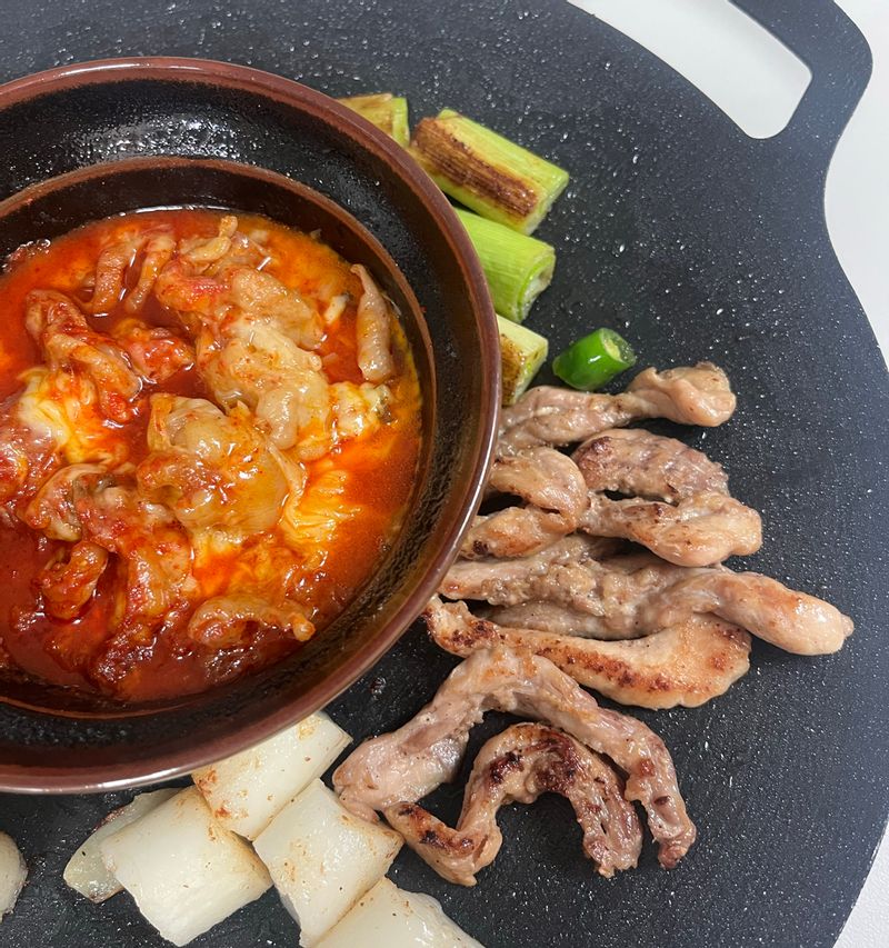 주말에 술한잔 생각날때,  아이 재워놓고 남편이랑 둘이 앉아,  도란도란 이야기 나누며 맛있는 안주와 같이 먹는 술 한잔이 한주의 즐거움이지 않을까 싶어요 :)   닭특수부위를 그리들에 바싹 익혀주고,  냉장고에 있는 대파와 먹다남은 가래떡을 같이 곁들였어요.  매운 무뼈 닭발은  모짜렐라를 듬뿍 얹어 말 안해도 다들 아시죠 ?     #주말야식 #술이한잔생각날때 #닭고기구이 #술안주