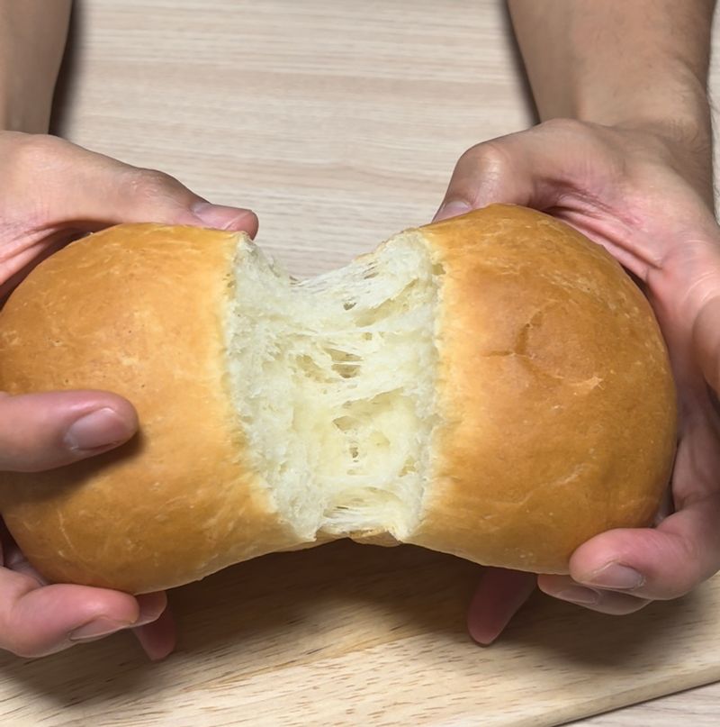 발효만 잘 해주면 집에서도 손쉽게 구워드실수 있어요. 요즘 코로나로 아이랑 집콕하시는 엄마들께서는 아이랑 같이 반죽하며 해보시는것도 좋아요. 저도 딸아이가 얼마나 반죽을 잘 쳐주던지, 재밌게 만들었답니다.