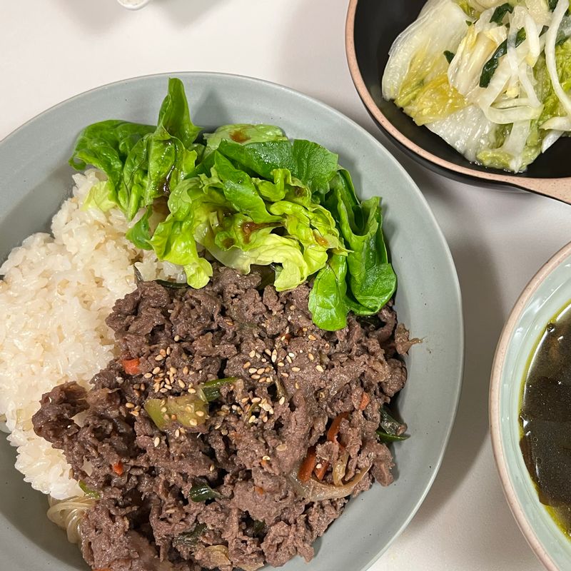 일주일 중 수요일은, 밥 하기 가장 귀찮은날인것 같아요. 그래서 한그릇 음식을 주로 해먹어요. 반찬과 국을 다 준비하기 귀찮은 날은 덮밥 한끼 어떠세요 ? #한그릇음식 #불고기덮밥 #밥하기귀찮은날 #한그릇뚝딱