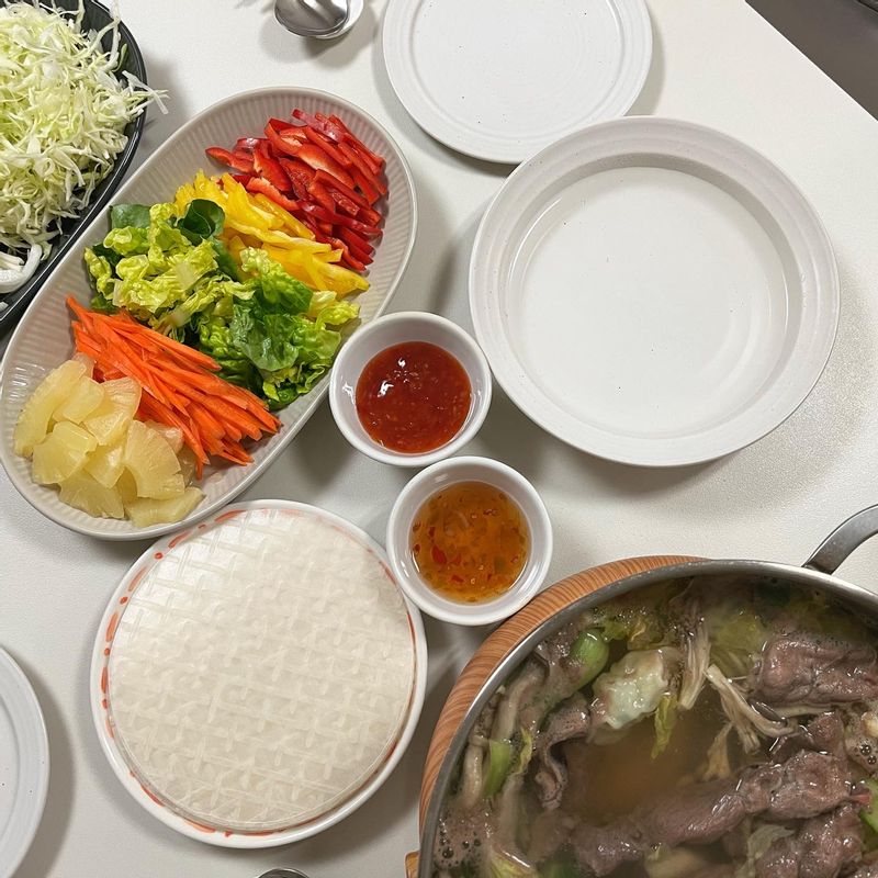 요즘 날이 추워져서 그런지.  저녁만 되면 뜨끈한 국물이 땡기지 않으신가요?   딸아이 친구가 늦게까지 놀다가서,  저녁할 시간이 없어  냉장고 야채 총집합해서 월남쌈 샤브샤브 해먹었어요 :)  국 없고 밥 없을땐 이만한게 없네요~~^^   주말에 월남쌈 한끼 어떠세요??   #샤브샤브 #월남쌈 #뜨끈한국물요리 #온마이테이블 #월남쌈샤브샤브 #가족식사