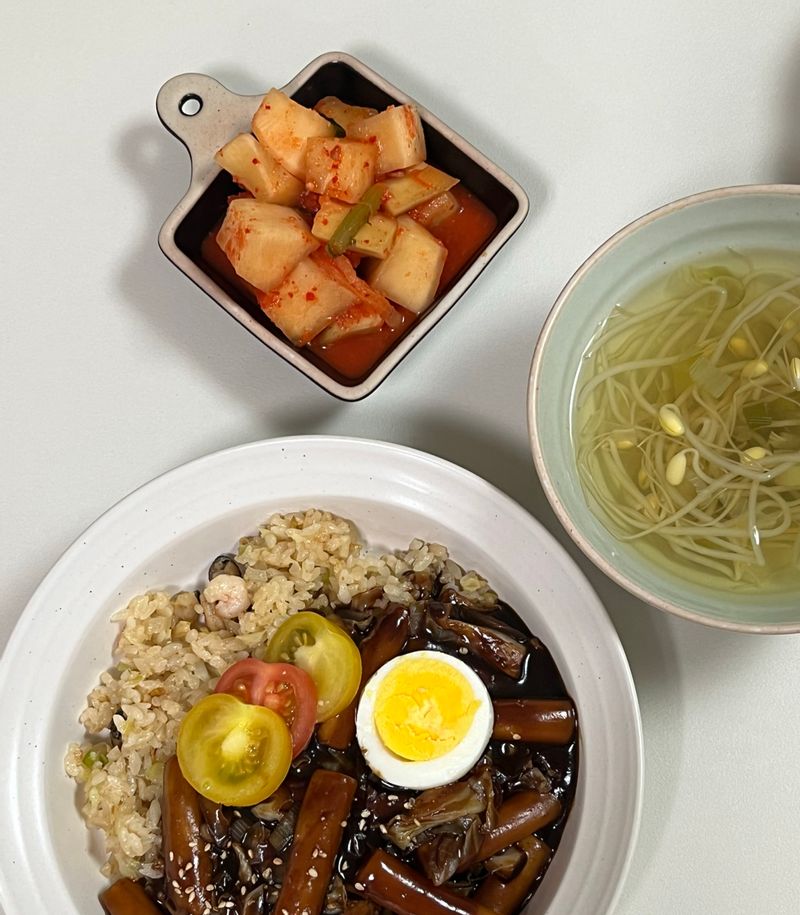 오늘은 분식 데이 :) 아이가 있어서 빨간떡볶이를 만들어 먹어본지가 언제인지.. 그래도 다같이 먹을 수 있어서 더 맛있답니다. 저는 떡볶이만 먹으면 좀 아쉬워서 .. 김밥 내지는 볶음밥을 곁들여 먹어요 ^^ 떡볶이 소스를 많이 만들어서 볶음밥과 함께 먹으면, 정말 맛있답니다 :) #짜장떡볶이 #볶음밥 #분식데이 #떡볶이는사랑입니다