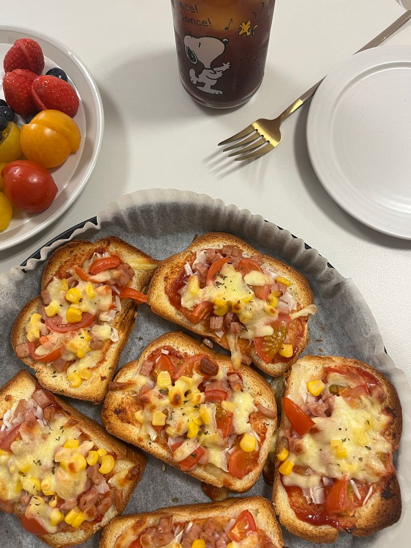 주말은 가족들과 삼시세끼 ㅠ 늘 메뉴가 고민이죠 . 주말한끼 식빵 피자 어떠세요? 집에 먹다남은 식빵만 있으면 끝 :) 냉장고속 채소와 햄을 넣고 치즈와함께 구워주면 되요. 주말 아이들과 함께 만들어 보세요 :) #식빵피자 #빵모닝 #피자빵 #간편식