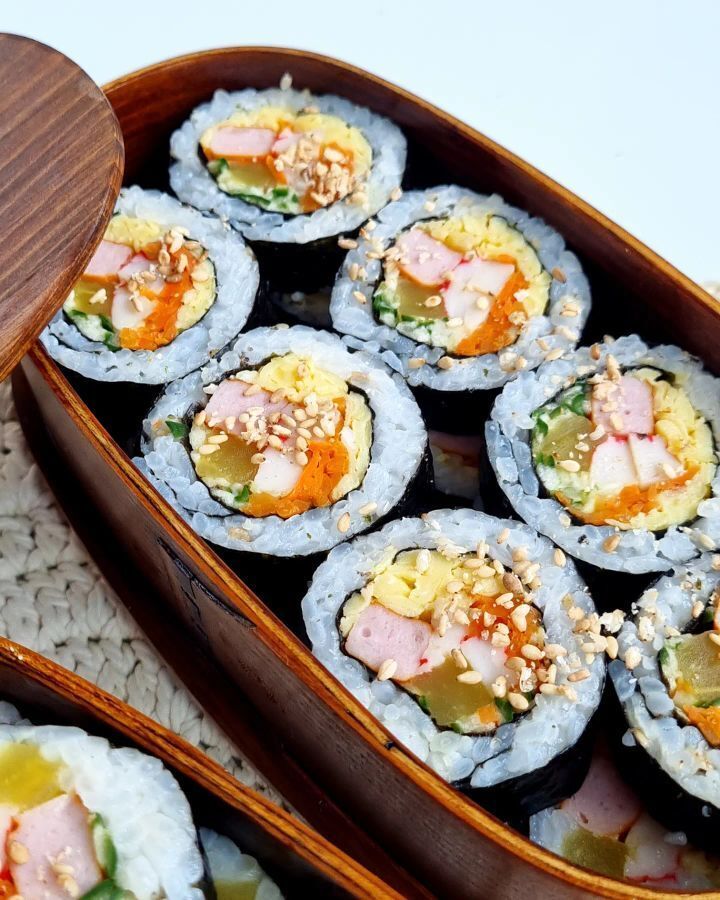 속재료에 김을 한번 감싸주고 말았더니 더욱 깔끔한 김밥이 된 것 같아요 