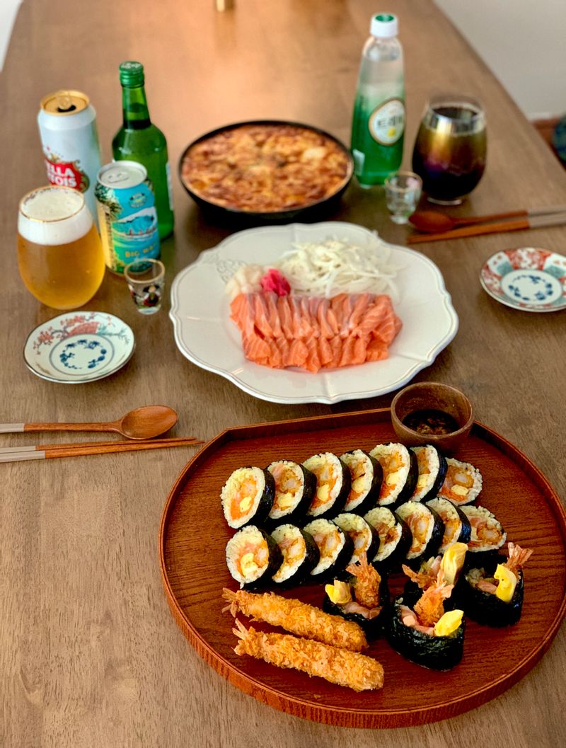 양배추, 당근라페 듬뿍 넣은 연어김밥 연어회와 순두부 그라탕  #양배추김밥 #당근김밥 #연어마끼 #순두부그라탕 #연어 #홈파티 #김밥