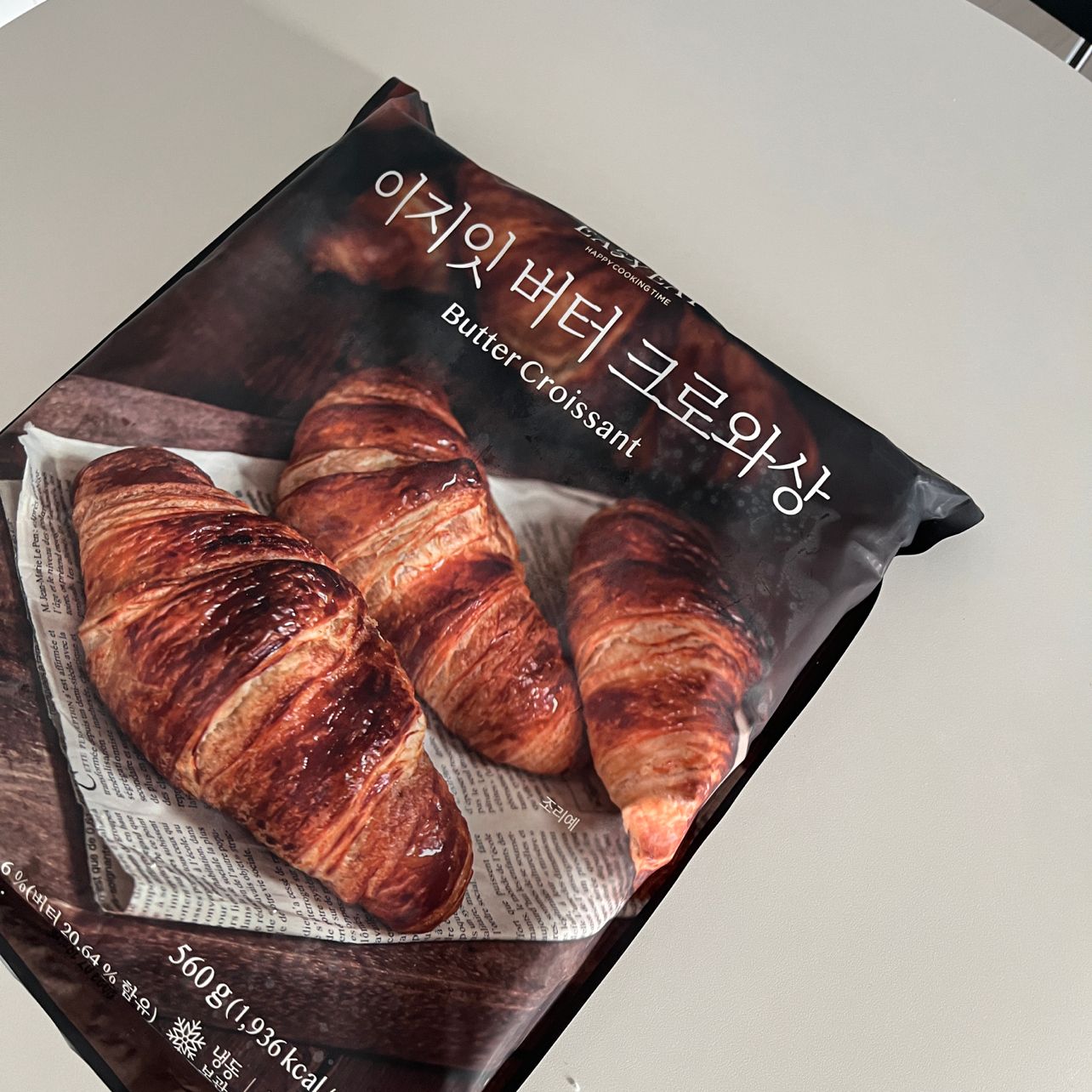 이지잇 버터 크로와상인데 아주 큰 사이즈였어요 :)
