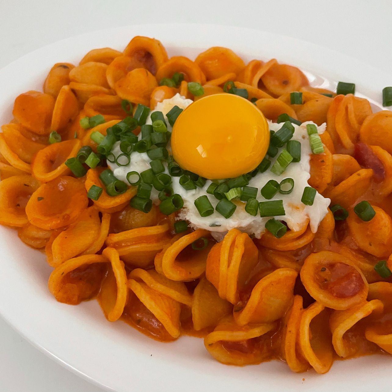 오르끼에떼 면으로 만든 토마토 파스타에요:) 원래 빵에 발라먹는 저만의 특별한 갈릭버터사워크림을 얹었는데 너무 잘 어울려서 놀랐답니다  #파스타 #홈파티 #파티요리 #양식 #레스토랑 #홈레스토랑 #토마토 #메인디쉬 #토마토레시피 #숏파스타