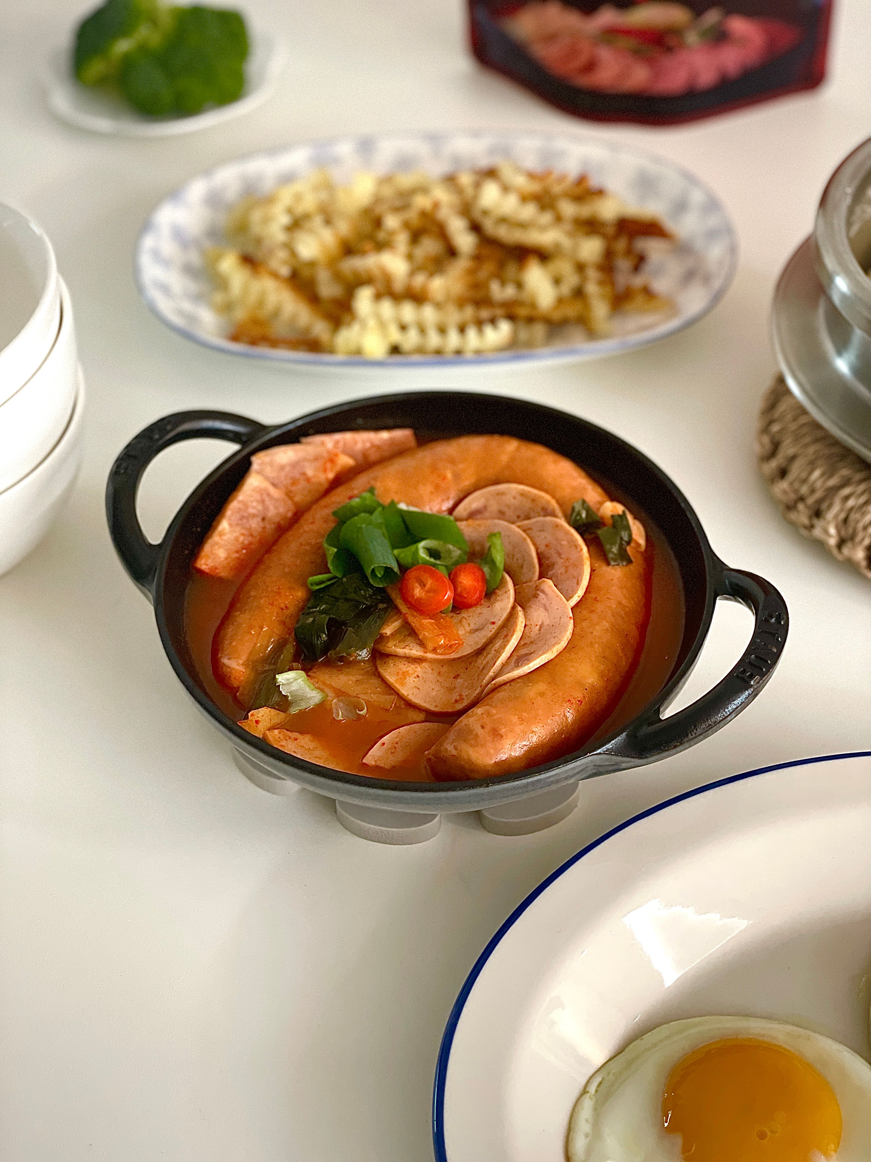 탱글탱글한 킬바사 소세지가 통으로😻  며칠 날이 흐리고 비오는게 뜨끈한 국물 떠오른데 부대찌개가 딱이네요!  사골 육수라 국물이 깊은 맛이나고 킬바사 소세지가 통으로 들어있어 보는 재미까지! 햄도 많이 들어있어서 두 명이서 배 부르게 먹었어요~  캠핑 갈 때도 좋을것 같아 재주문 해야겠어요😋