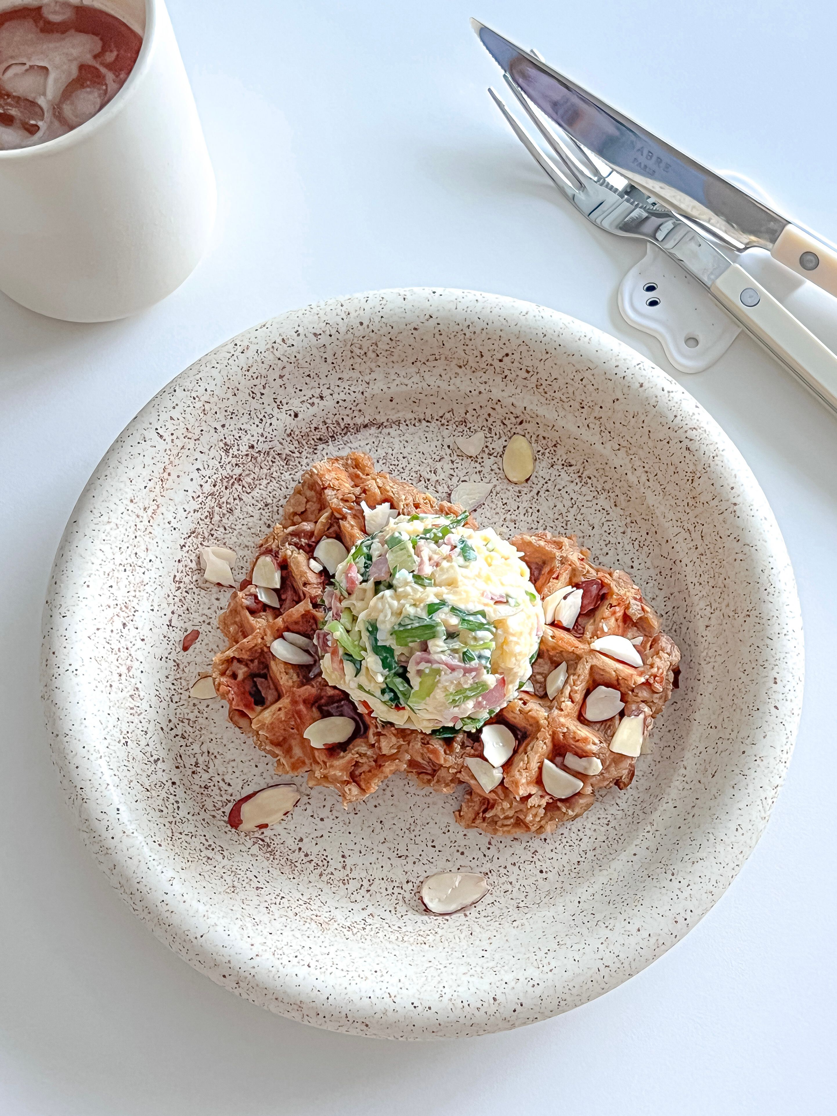 👩🏻‍🍳맛있는 꿀고구마로 건강한 간식을 만들어봤어요!  🍠 고구마와플 ➰ 으깬고구마2개, 아몬드가루3, 계란1, 저지방우유50ml, 으깬호두, 시나몬가루, 소금, 후추 섞어서 반죽을 되직하게 만들어 주세요 (아몬드가루와 우유는 고구마 양에 따라 가감하세요) ➰ 와플메이커에 오일 살짝 발라준 뒤 10 분 구워주세요 ➰ 꿀or알룰로스, 견과류, 과일 등 원하는 토핑 올려주면 완성이에요🧇  🥬고구마와플과 함께 먹은 부추샐러드 디디미니님 레시피인데 닭가슴살 햄 대신 베이컨을 넣었어요 부추향이 가득해서 진짜진짜 맛있어요💯 강추추!! 이제 부추샐러드 때문에 부추 살거 같아요🤭 