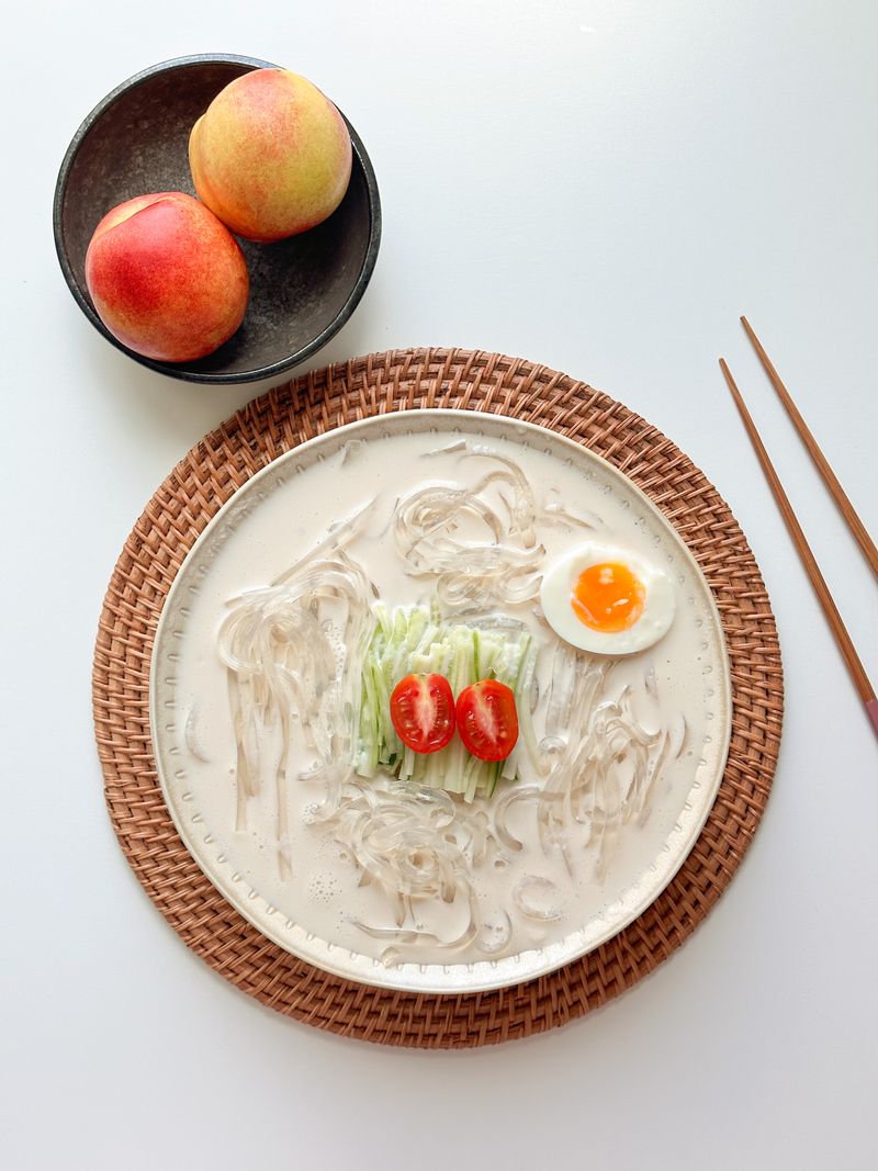 더운 여름에 잘 어울리는 음식, ‘우뭇가사리콩국’ 이에요.  불 하나도 안쓰고 만든 메뉴라서  더 시원하고 맛있게 즐길 수 있었어요