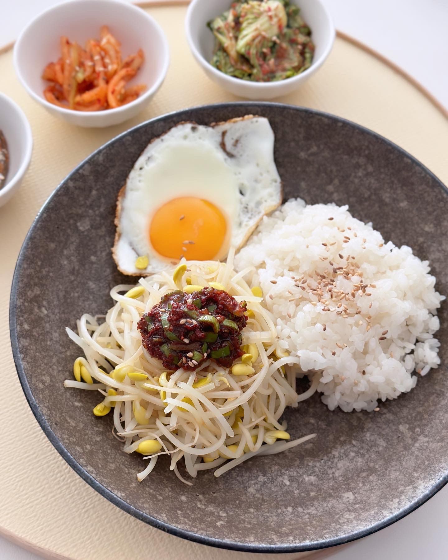 콩나물 비빔밥 아주 간단한데, 맛은 최고에요!  콩나물 데치고, 양념장 뚝딱 만들고  요리시간이 10분도 안 걸리네요👍