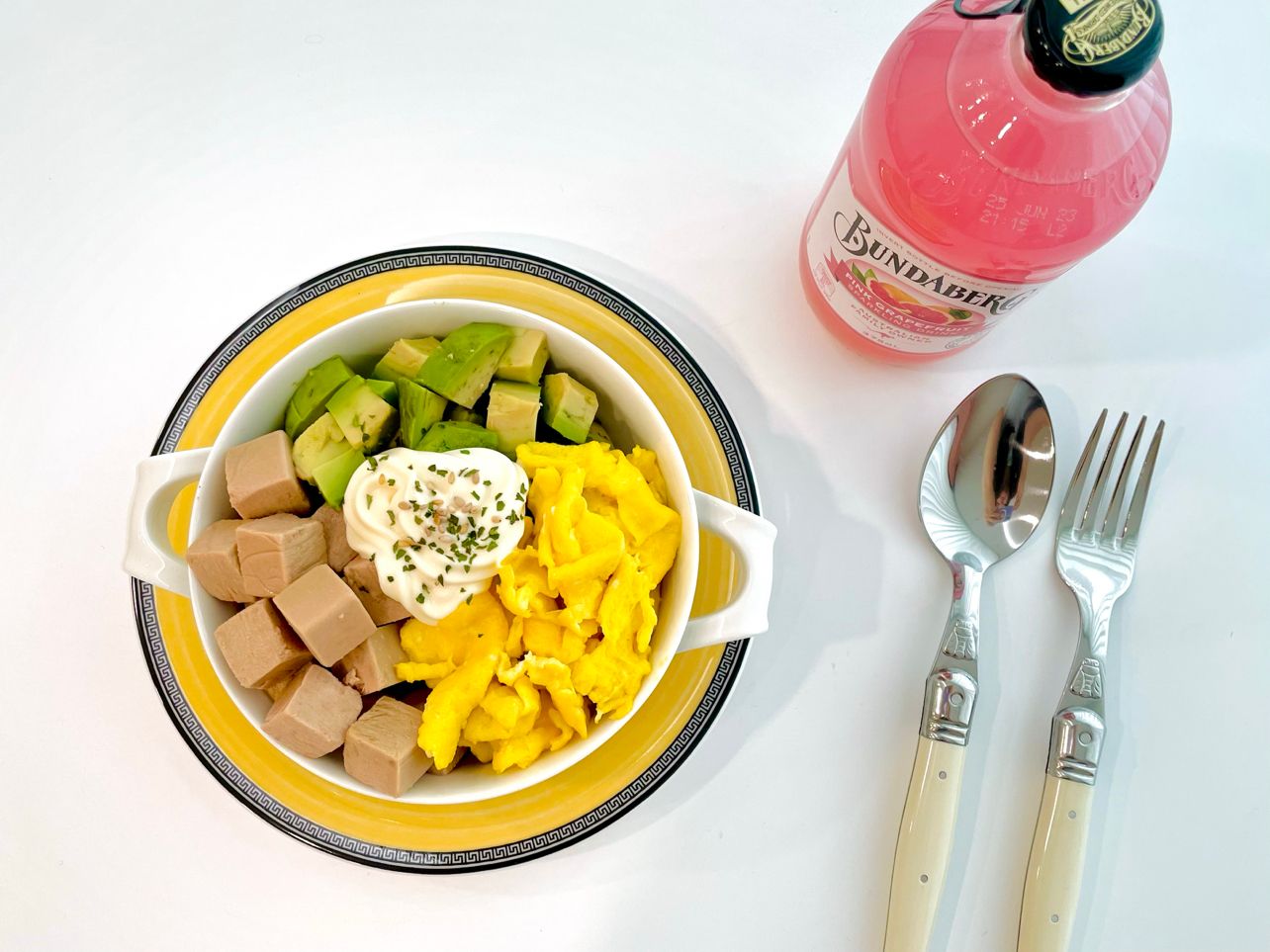 아보카도와 큐브참치를 가득 올린 아보카도참치비빔밥이에요🥑🐟🍚 저는 아보카도를 좋아해서 평소에 점심으로 아보카도비빔밥을 자주 먹고 있어요 주로 참치, 명란젓, 연어, 스팸 등 다양한 재료와 함께 비벼 먹는데 아주 간단하지만 정말 맛있답니다 각종 비타민과 미네랄, 몸에 이로운 불포화지방산까지 들어 있는 아보카도는 항암효과도 뛰어나다고 알려져 있어요💚  #아보카도비빔밥 #아보카도참치비빔밥 #우리의건강식탁 #챌린지 #건강식단 #다이어트식단 #아보카도요리 #홈브런치 #홈카페 #온더테이블