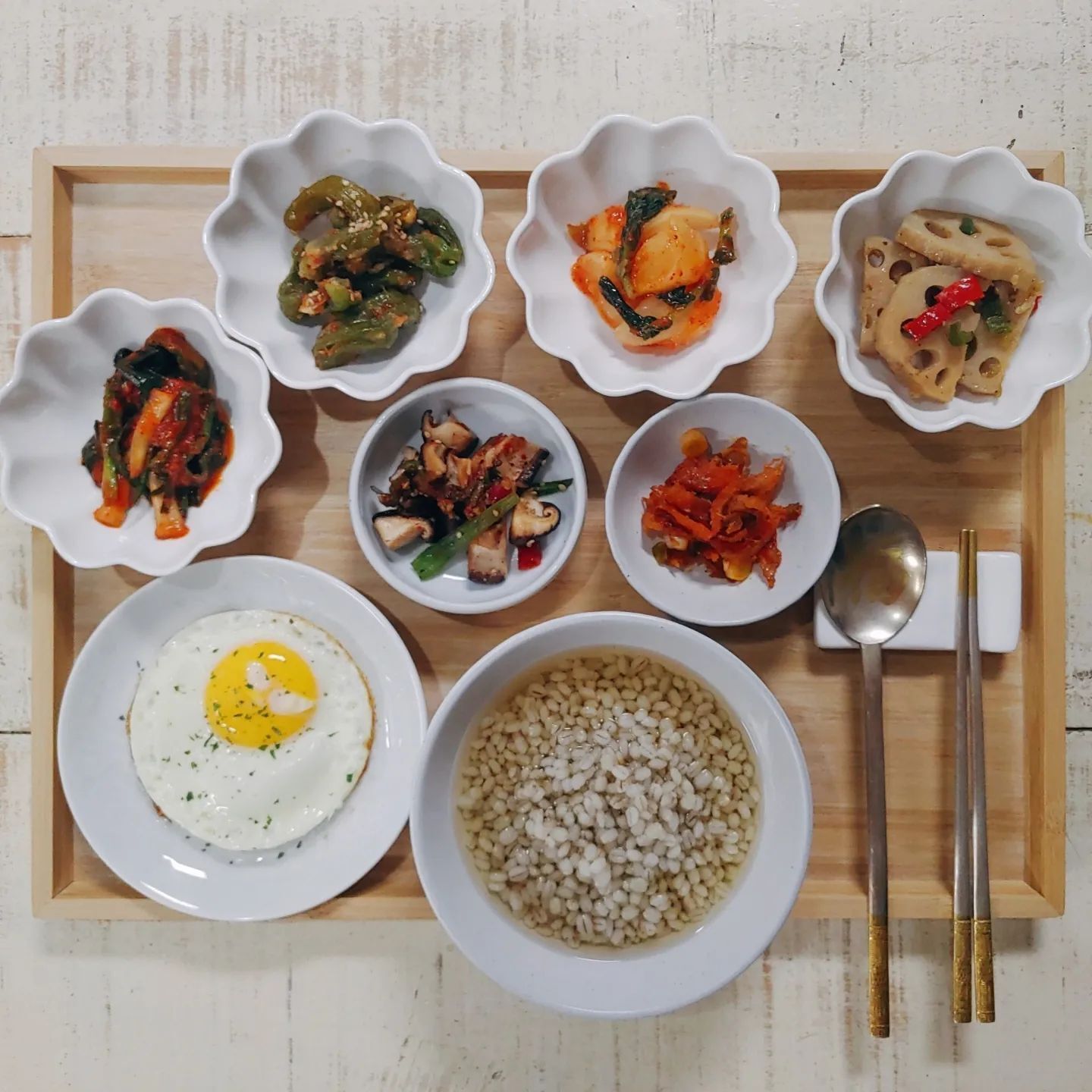#보리차즈케(내맘대로이름)  일식에 오차즈케가 있잖아요 저는 제맘대로 이름지은 보리차즈케를 해먹습니다 보리쌀을 잘 삶는거애요 삶은후에는 찬물에 헹궈 물기를 빼서 보관해요 그리고 겨울에는 뜨거운 보리차에 여름에는 시원한보리차에 말아 먹습니다 물에 헹구는 건 전분기를 빼서 알알이 떨어지게하는건데요 이건 보리쌀을 샐러드에 이용할때 하는 방법이에요 보리쌀이 입안에서 홀홀 돌아댕기면서 씹었을때 톡톡 터지는 식감이 재미납니다 글쿠 보리차에 젤 잘 어울리더라고요 신기하게...