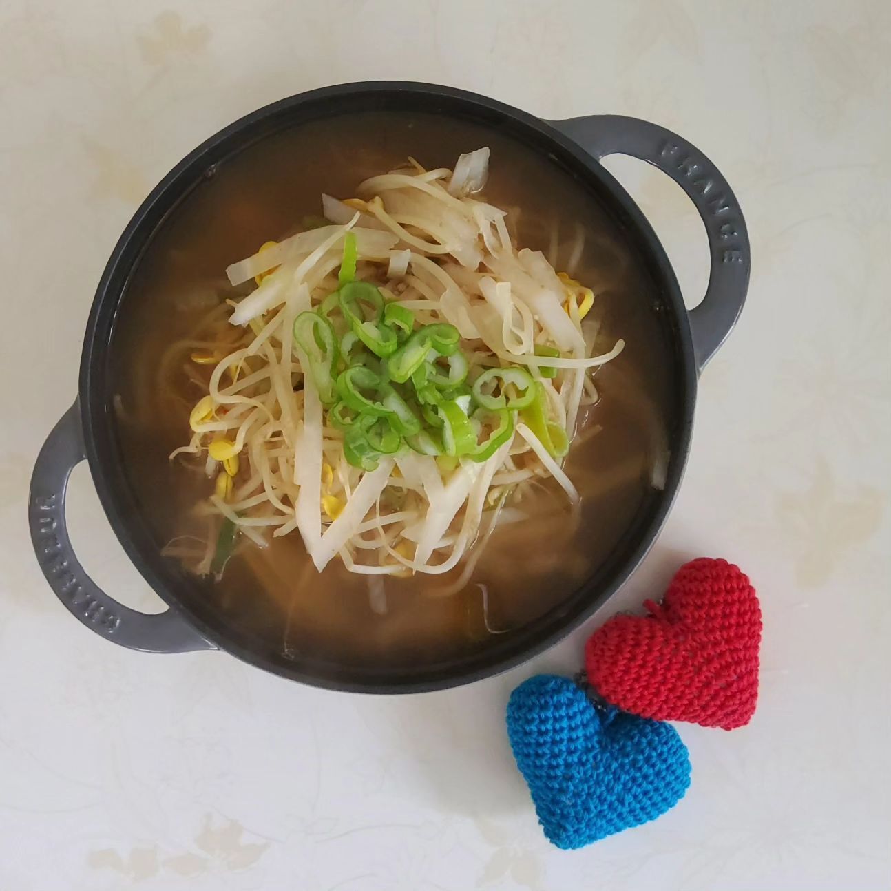 무가 있다면 콩나물국 맛있게 가을무는 인삼보다 낮다! 라는 말이 있잖아요.  그래서 콩나물국에 무를 채썰어서 함께 넣어서 뜨끈한 국물요리로 콩나물무국을 끊였습니다.  콩나물무국을 소개합니다.  1️⃣가을무를 채썰어서 준비합니다. 2️⃣콩나물을 깨끗하게 씻어준후 채반에 받쳐서 물기를 제거해주세요. 3️⃣채썰어 놓은 무와 물 3리터를 넣고 참치액6스푼을 넣어주세요. 4️⃣오늘의 주인공 새우젓 1스푼을 칼을 이용해서 곱게 깔아서 준비합니다. 5️⃣다진마늘,고춧가루를 넣고 5분간 보글보글 강불로 끊여주세요. 6️⃣씻어놓은 콩나물을 넣어서 끊여준후 대파를 넉넉하게 넣어서 끊여주세요. 7️⃣숟가락을 이용해서 거품을 모두 제거해주세요. 8️⃣부족한 간을 소금을 조금씩 넣어서가면서 간을 맞추어주세요. 9️⃣콩나물무국이 완성이 되었습니다.  *콩나물과 무를 함께 넣어서 끊이는것은 처음이라서 맛이 너무 궁금했지만  오늘의 주인공 새우젓 1스푼을 칼을 이용해서 곱게 깔아서 넣어주니  국물이 너무나도 풍미가 좋아졌습니다.