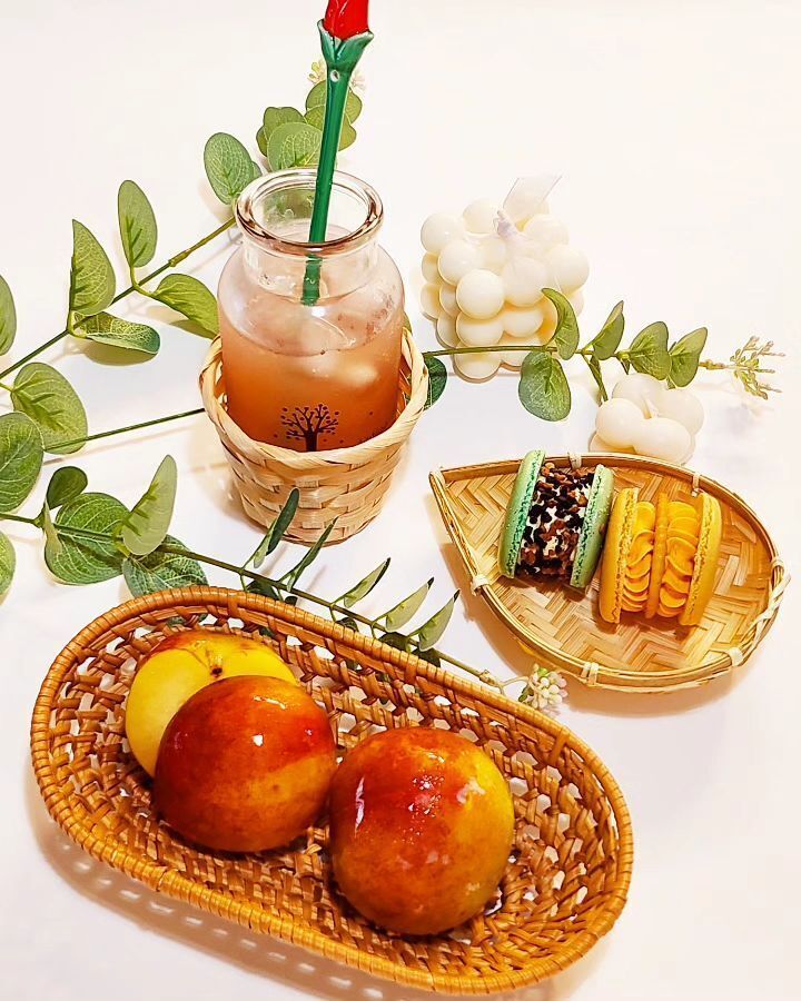 제철 대왕자두와 달달한 마카롱으로 홈카페  #자두#제철과일#마카롱#뚱카롱#디저트#홈카페#플레이팅