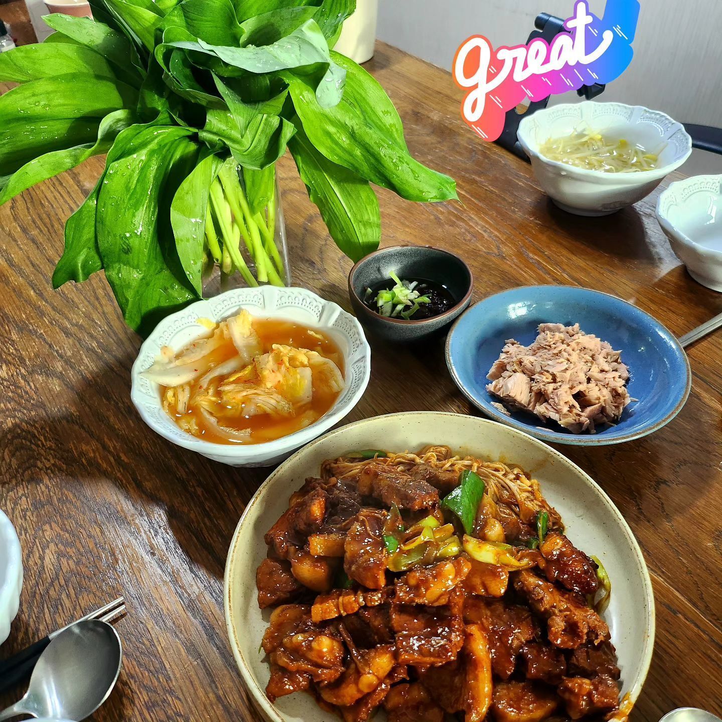 명이나물과 고추장삼겹살구이 지인찬스로 제철명이나물에 고추장삼겹살구이를 쌈을 싸서 먹으면 미세먼지도 싹 씻겨나가죠  #제철음식 #명이나물장아찌 #주말요리 #삼겹살요리 #고추장삼겹살