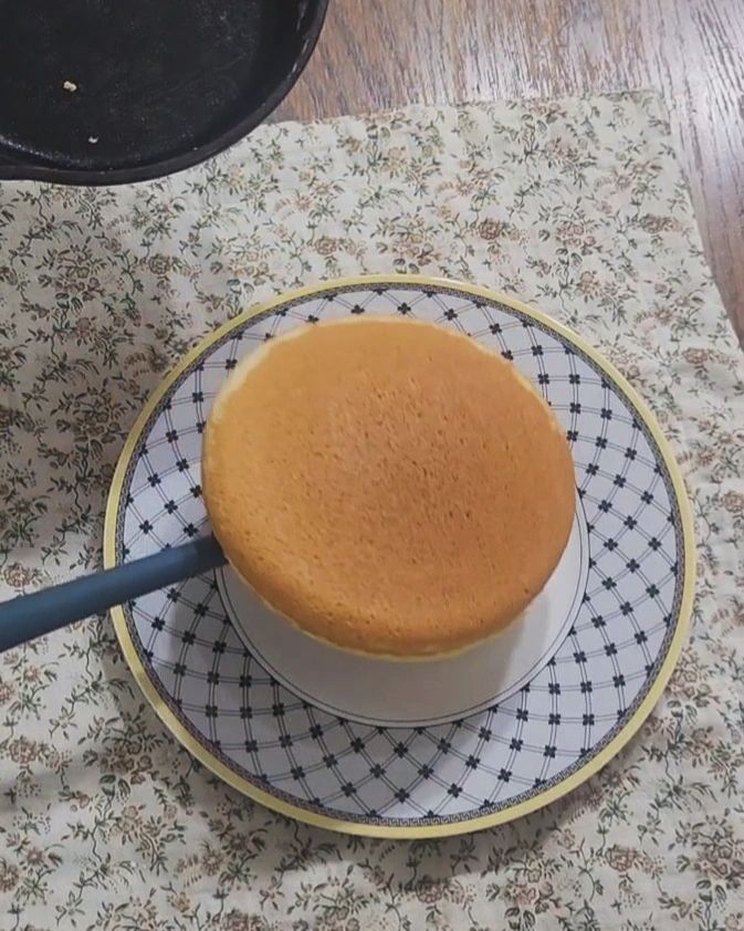 박력분 200g (없으면 중력분) 계란2개 우유 160g 녹인 무염버터 20g 설탕 65g 소금 2g 레몬즙 10g 베이킹파우더10g