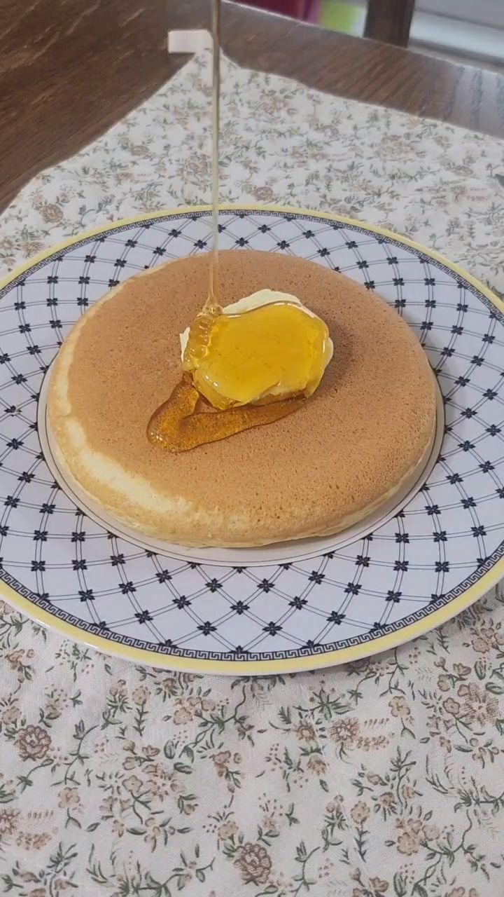 폭신폭신 팬케이크 #노믹스 시판용 아닌 집에 있는 재료로 만든 팬케이크에요. 약불에 천천히 익혀주면 예쁘게 구워져서 너무 맛있어요. #홈스토랑#홈멩드#팬케이크