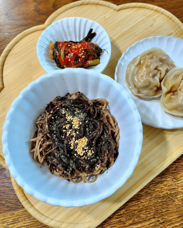 들기름막국수와 김치손만두#집밥 소화가 잘되는 메밀면에 들기름과간장 깨, 김가루를 얹어 고소하게 만들었어요.  묵은지를 넣은 김치만두. 집에서 만든 손만두는 앞에 밌으면 순삭이죠.  #들기름막국수 #김치만두#집만두#묵은지#다이어트식단 