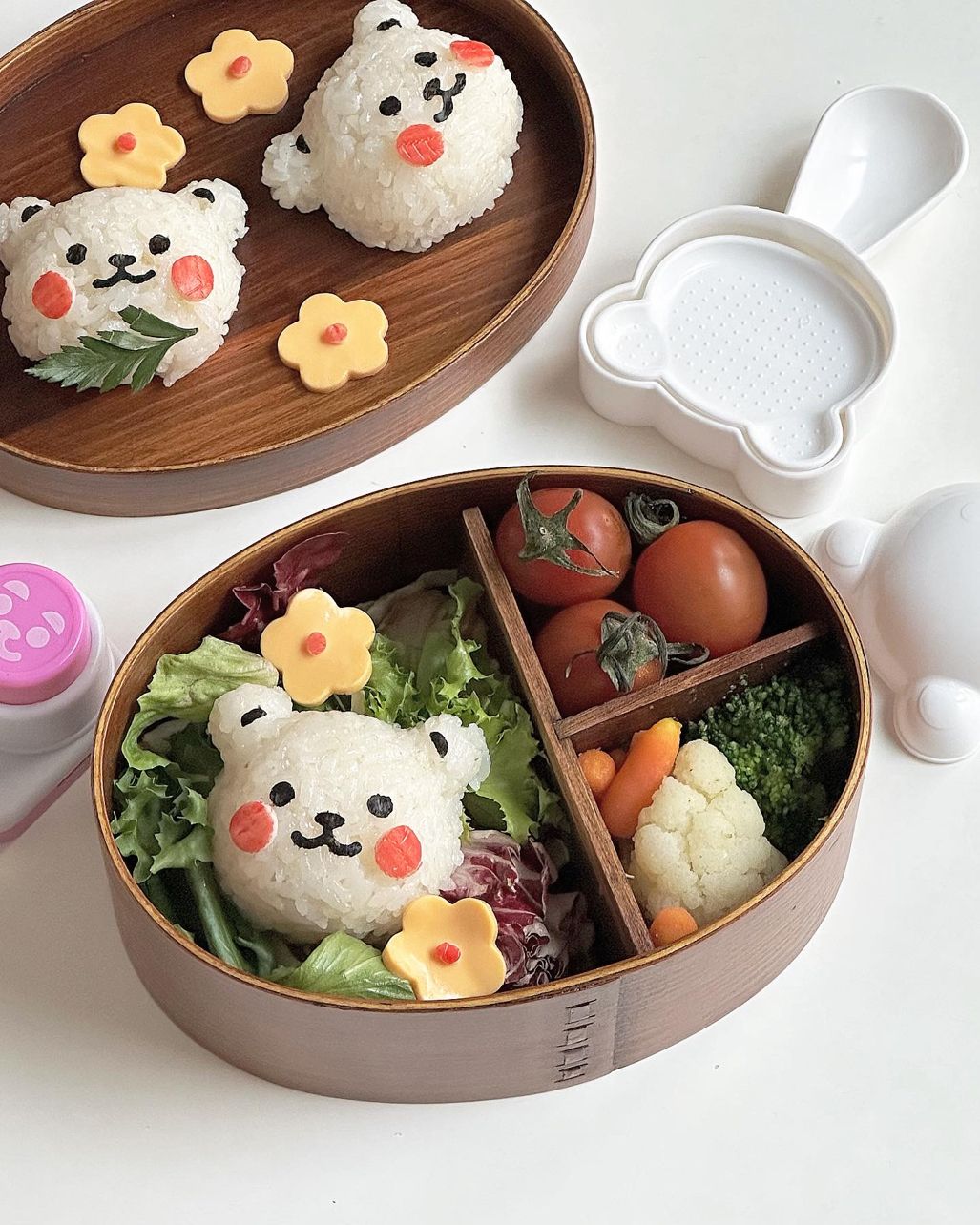 귀여운 곰돌이 주먹밥 도시락🐻🍱 백곰이 주먹밥틀 김펀치를 사용해서 만들었는데 귀여운 도시락이 쉽게 완성되더라구요🐻 곰돌이틀에 밥을 넣고 눌러주면 곰돌이 주먹밥 완성! 여기에 김펀치로 김을 찍어주면 표정까지 완성돼요👻 곰돌이 주먹밥틀 김펀치 세척솔 구성으로 귀여운 도시락 싸기 딱이에요🫶🏻  #우리의식탁 #주먹밥 #도시락 #홈쿡 #라이프스타일러 #곰돌이주먹밥 #김펀치 #백곰이주먹밥틀 #주먹밥틀 #도시락싸기 #캐릭터도시락 #도시락데코 #도시락푸드 #곰돌이도시락