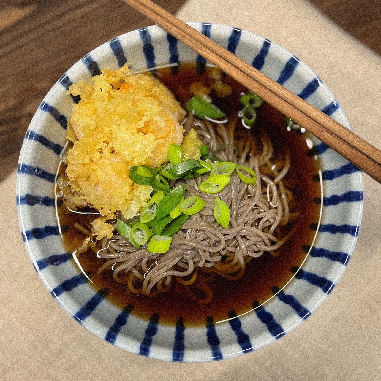 육수에 살얼음이 있어야 제맛인데.. 사알짤 아쉬운 냉모밀이에요 :)  냉동실에 육수를 더 넣어뒀어야 했는데 배고파서 금방 꺼내먹었..네용..ㅎㅎ 숨어있던 새우도 꺼내서 튀김했더니 역시 냉모밀과 튀김의 조합은...💛  저는 와사비 가득 넣는걸 좋아해서 왕창 풀어 먹었답니당 코찡한 국물맛이 중독이랄까요✨  #메밀 #모밀 #냉모밀 #면요리 #집밥