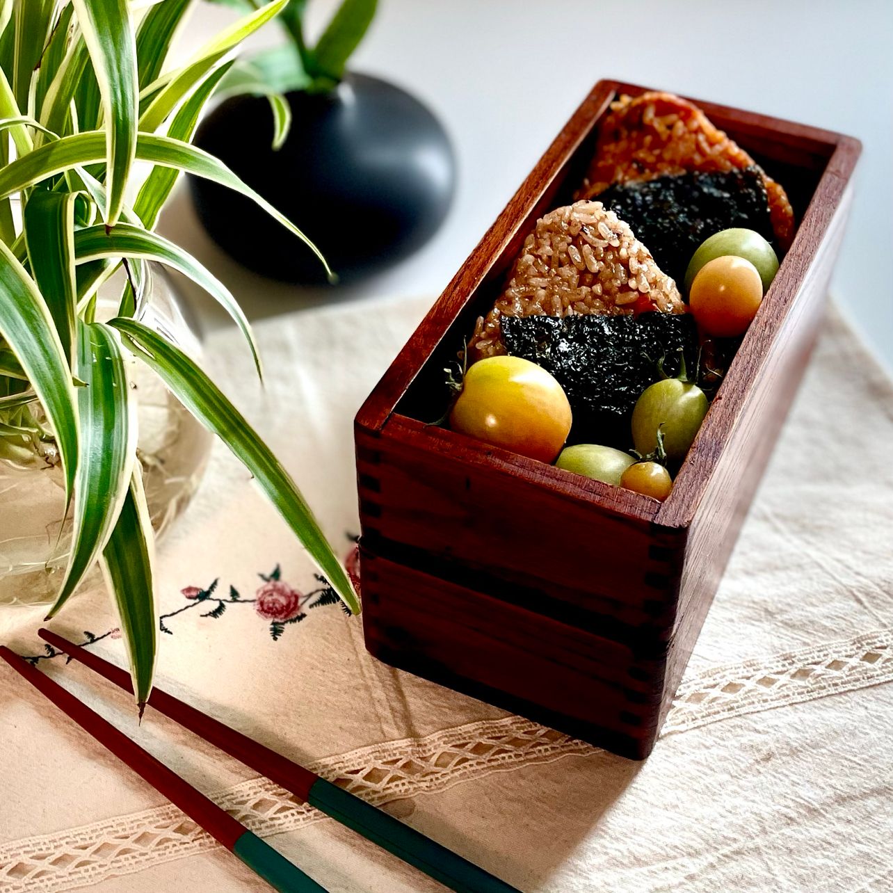 yori choco_bowl 🍒주먹밥🍒  내돈내산.후기  #한우물 소불고기 주먹밥 #한우물 치즈닭갈비 주먹밥  정말 정말 맛있어요 냉동실 쟁여탬으로 딱좋구요  저는 소고기맛이 딸들은 치즈가.쭈욱~~늘어나는 치킨치즈 맛이 좋았다네요~ 한개씩만 먹자고 했다가 하나씩 더 먹었다죠~~~~~  #주먹밥 #집밥 #홈브런치 #홈스토랑 #도시락 #홈카페 #주먹밥도시락 #우리의식탁 #라이프스타일러 #간식 #웰컴식탁