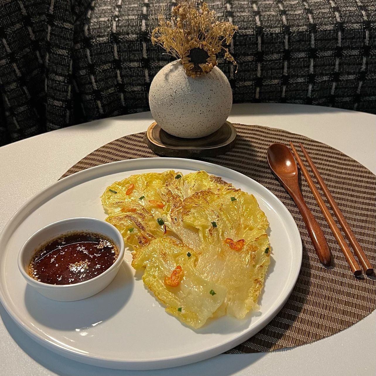 여러분 안녕하세요:) 오늘의 메뉴는 알배추를 이용한 간단하고 맛있는 배추전이에요.  요즘 겨울 알배추 되게 달고 맛있잖아요👏  이럴 때 배추전 한번 먹어줘야죠ദ്ദി˶ˊᵕˋ˵)  개인적으로 영화 리틀포레스트를 되게 좋아하는데, 만들면서 생각해보니까 거기에도 배추전이 나왔었더라구요:)  달큰하고 맛있는 배추전,레시피는 하단에 있습니다😊  #웰컴식탁 #우리의식탁