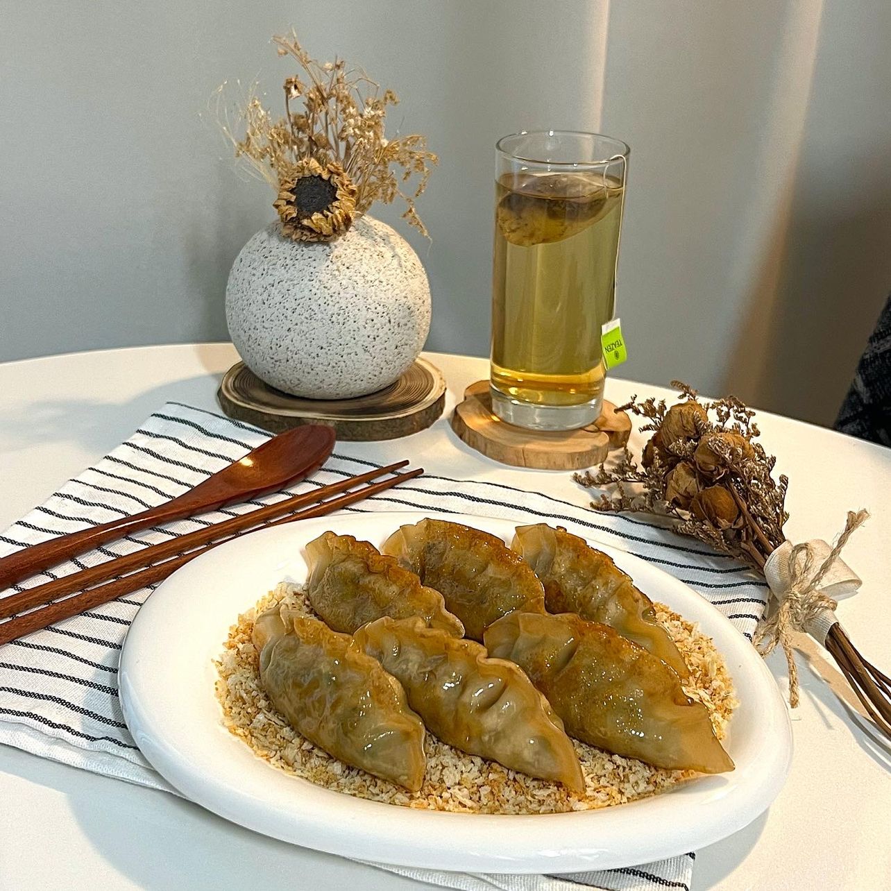 여러분 안녕하세요:) 오늘의 메뉴는 ‘깐풍만두‘입니다.  군만두에 단짠 깐풍소스 입혀 토스팅한 빵가루와 같이 먹으면 완전 바삭거리고 식감이 너무 좋아요🫶  무조건 빵가루 많이많이 묻혀 드세요👍  레시피는 하단에 있습니다,맛있게 드세요:)  #만두 #깐풍만두 #깐풍소스 #빵가루 #레시피 #만두레시피
