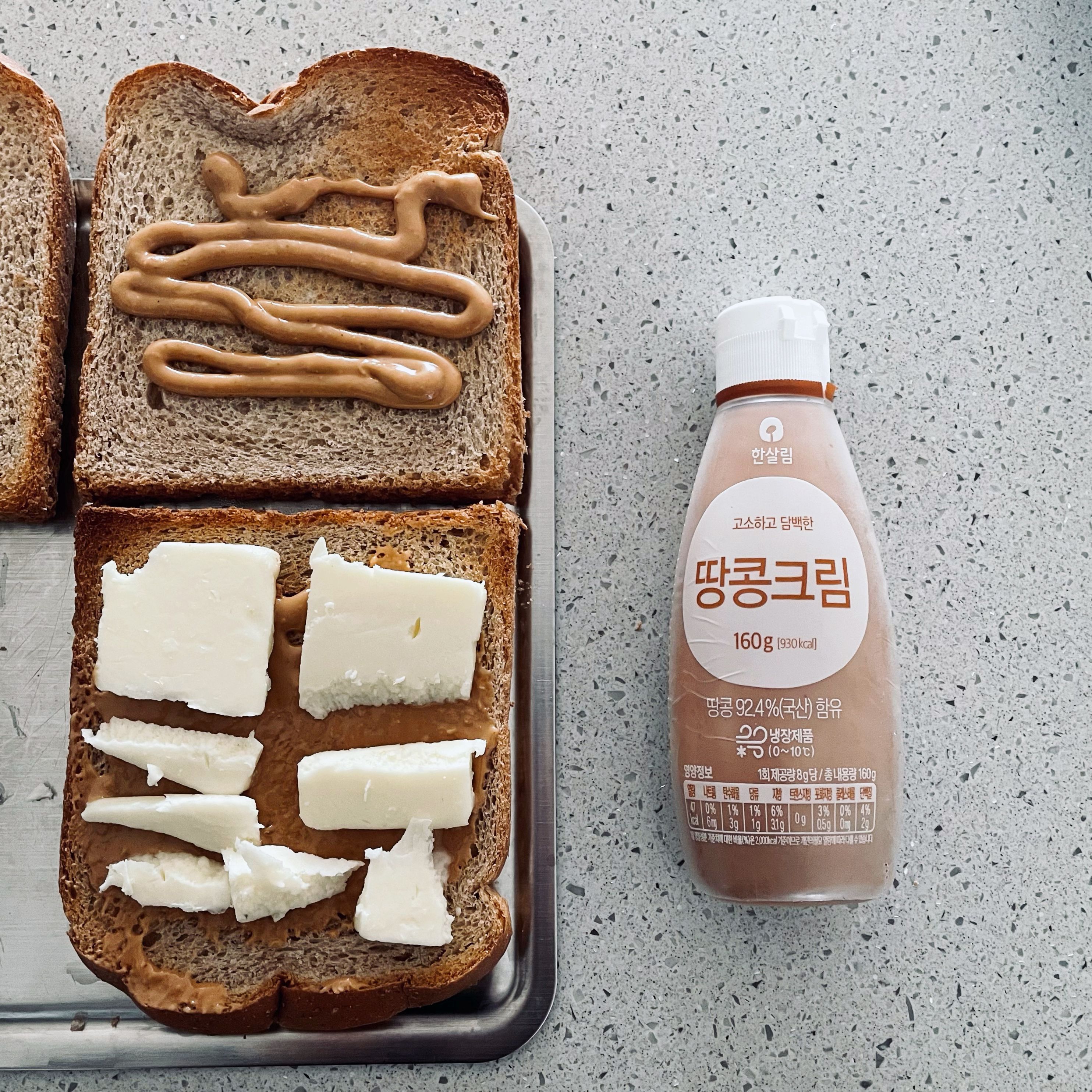 땅콩크림은 호불호가 확실한편인데, 퍽퍽한게 매력이 있어서 자꾸 생각나게 해요. 카야 토스트처럼 버터를 두껍게 썰어서 올려주면 진짜 맛있답니다 :)  #땅콩버터 #땅콩잼토스트 #땅콩토스트 #토스트샌드위치 